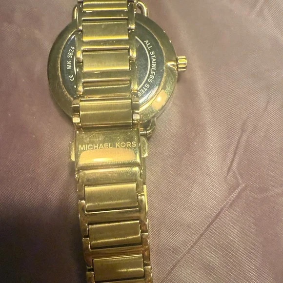 Michael Kors Portia Heart Gold-Tone Stainless Steel Bracelet  display picture 1